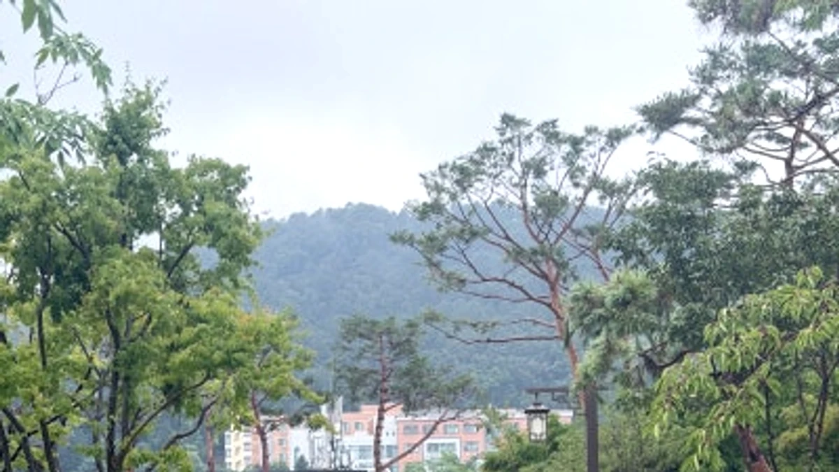 당간지주가 서 있는 정원 속 역사 유산