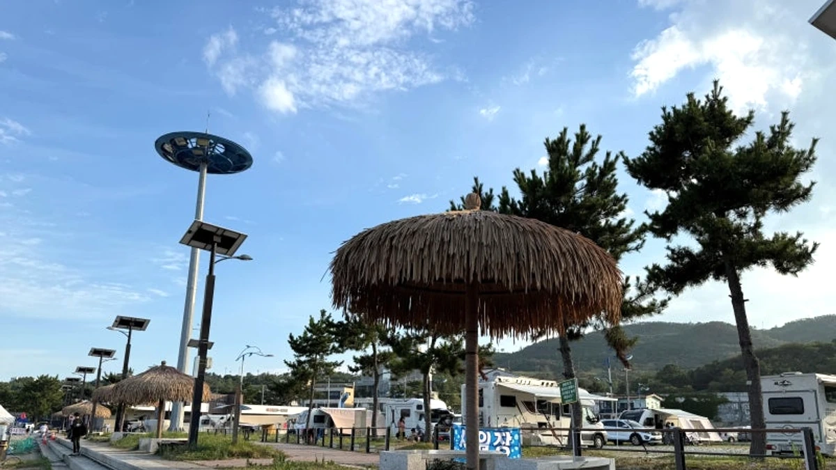 경주 나정해수욕장의 넓은 백사장과 파란 동해 물빛