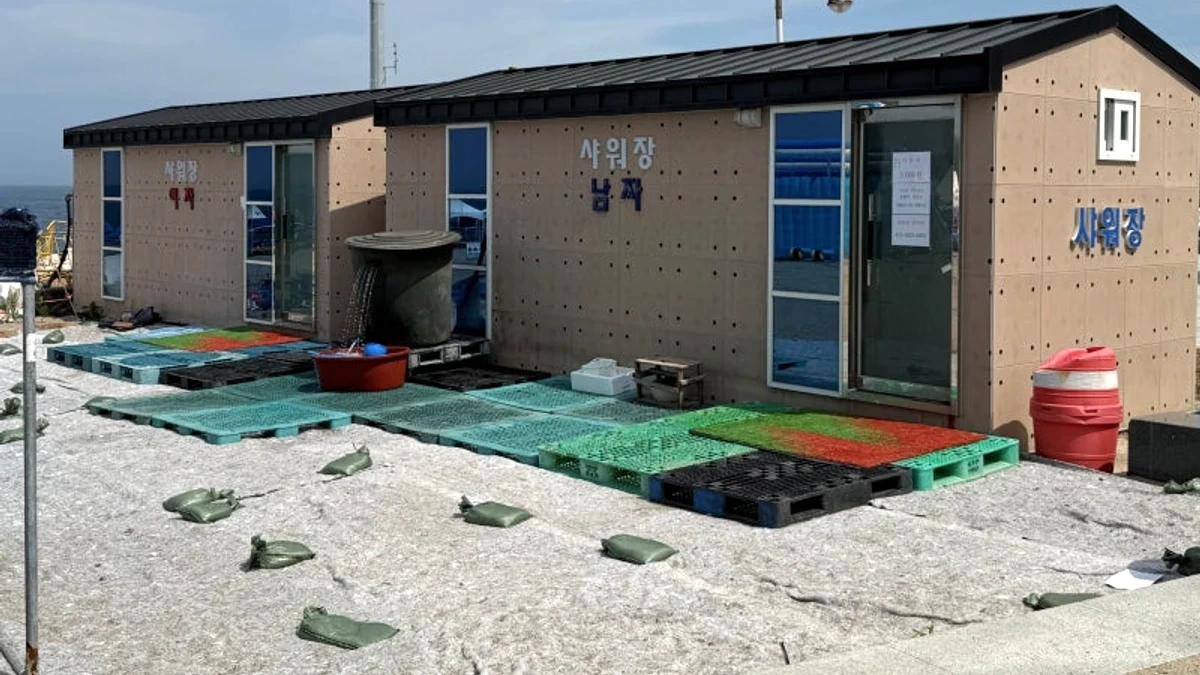 나정해수욕장 바다를 배경으로 한 포토존과 해안 풍경