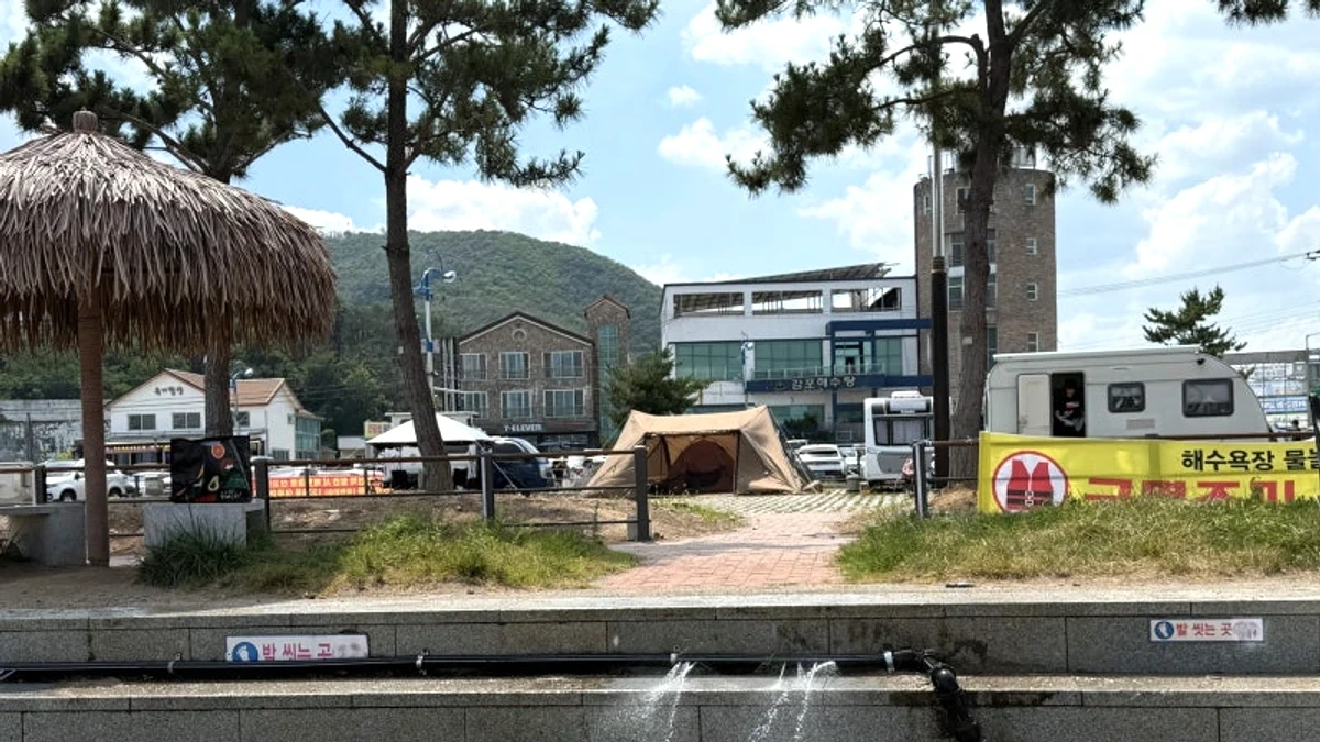 나정해수욕장 주차장과 편의시설에서 해변으로 이어지는 이동 구간
