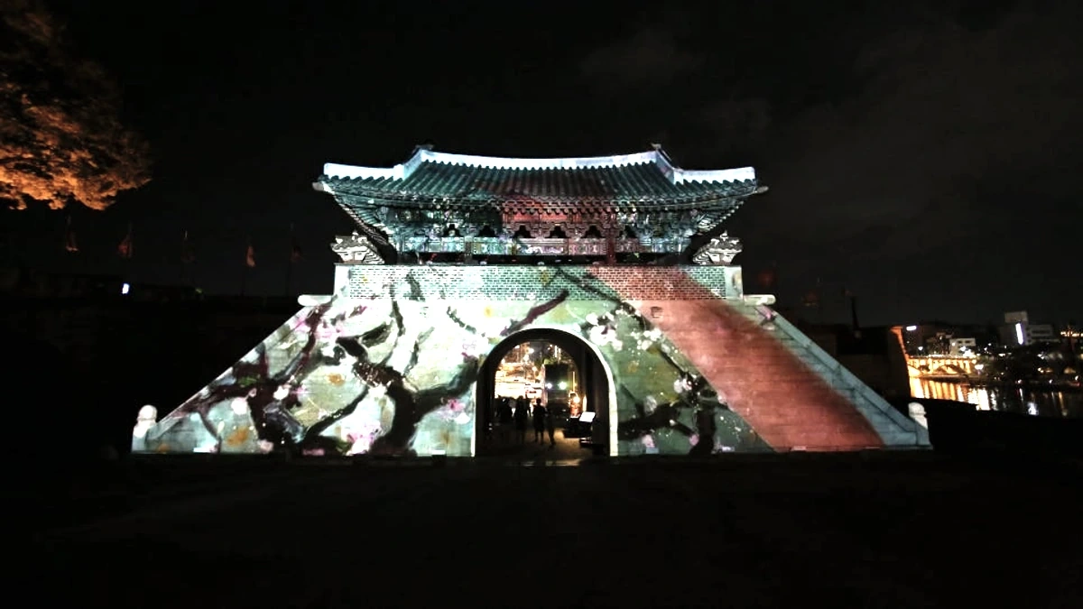 역사 공간을 비추는 미디어아트 장면