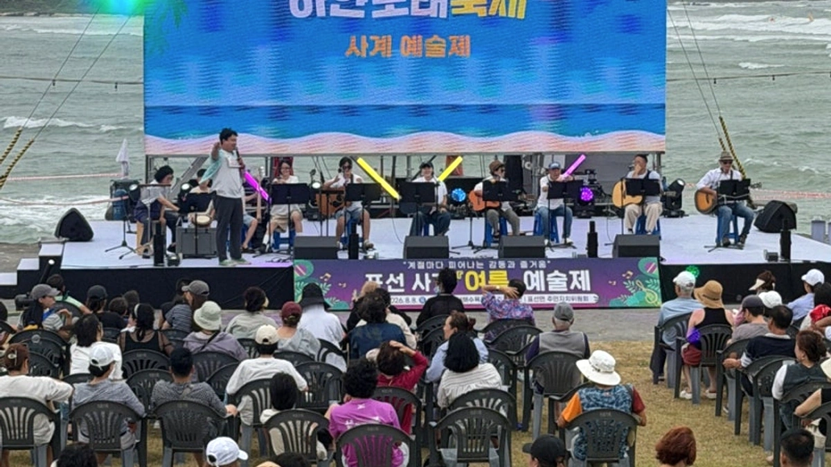표선해수욕장의 하얀 모래와 에메랄드빛 바다