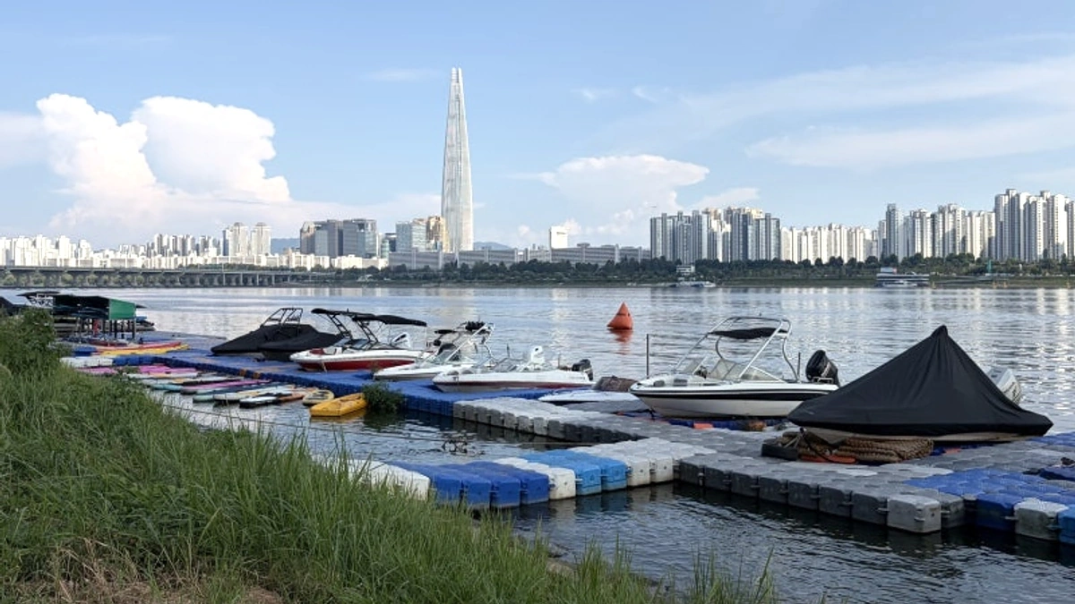 뚝섬한강공원 수상레저 시설 접근로와 열린 강변 공간