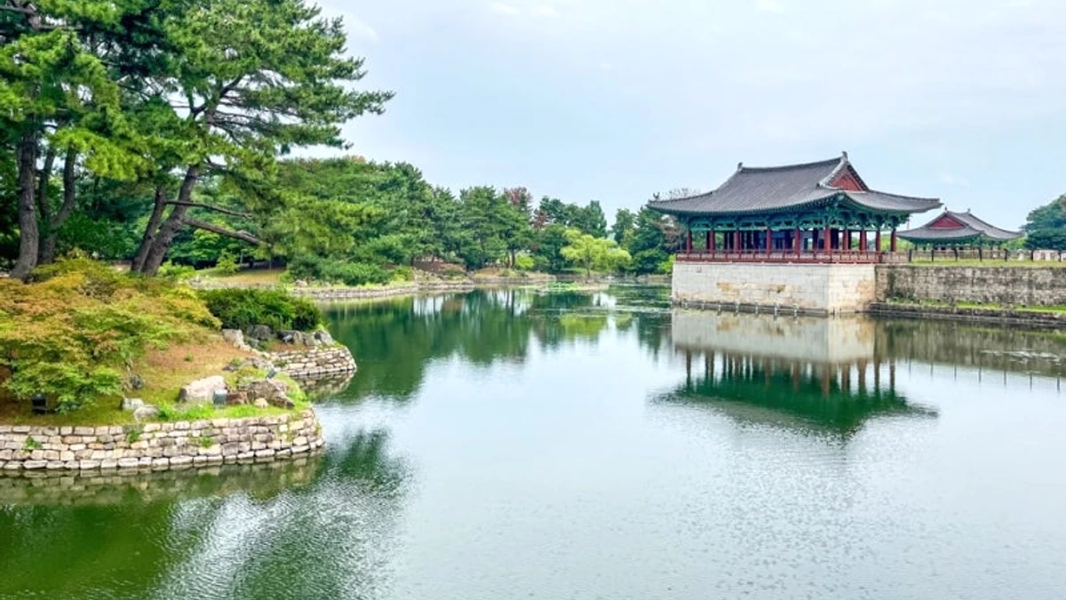 동궁과 월지 연못과 복원 전각