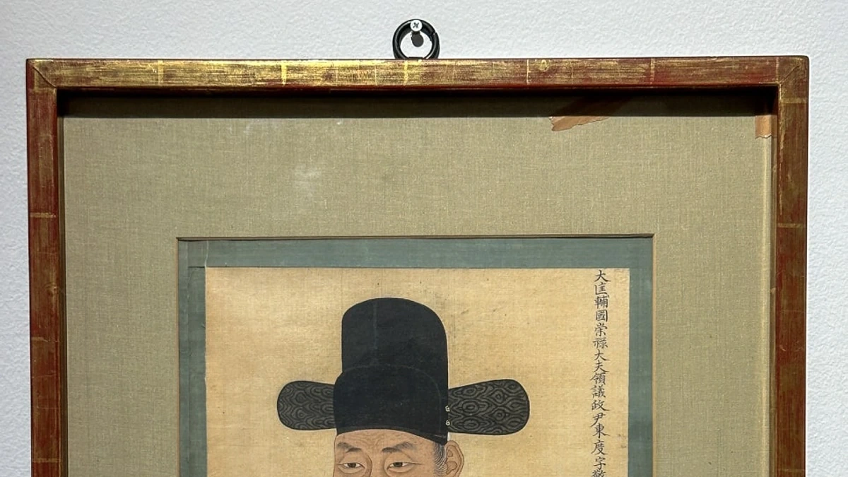 충청남도역사박물관의 전시실 조명과 관람 흐름이 보이는 장면
