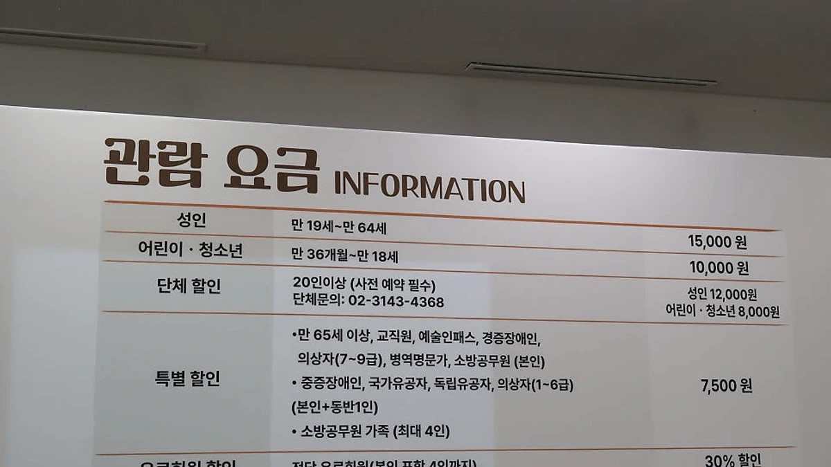 그림책 작가 전시의 작품과 관람 공간이 이어지는 실내 장면