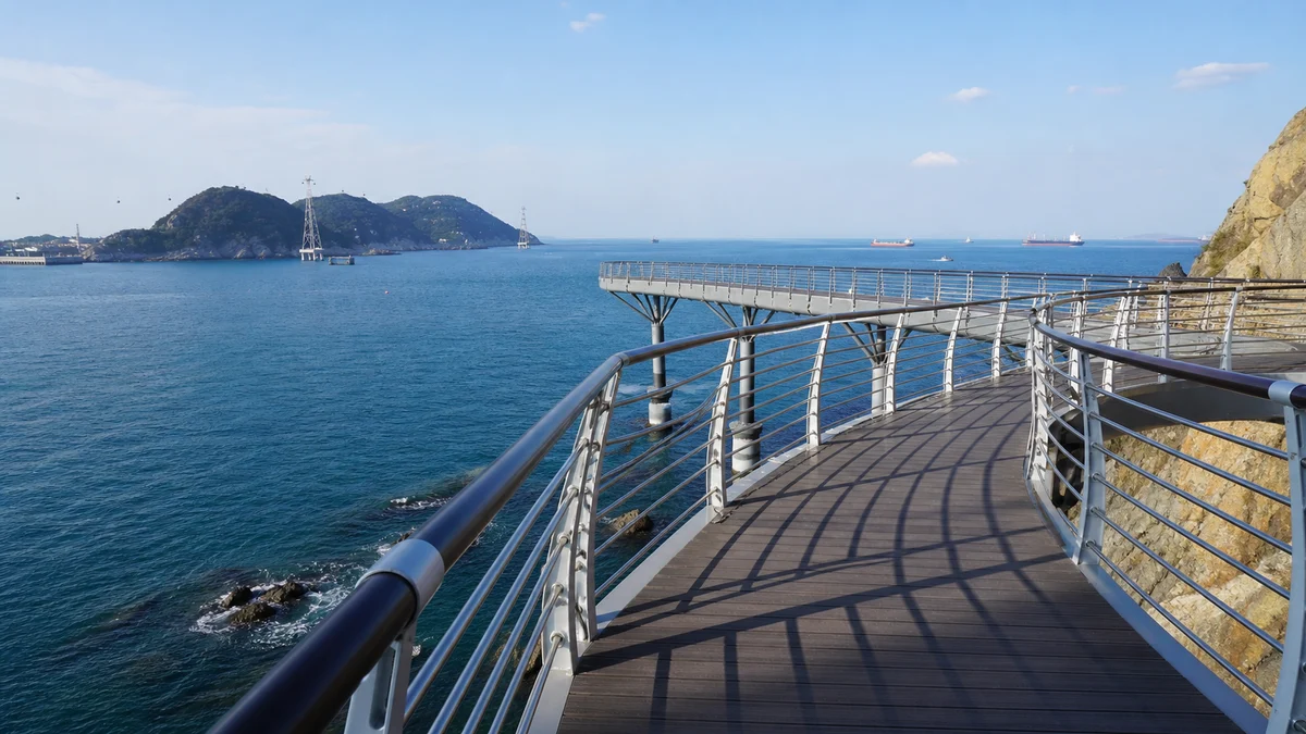 부산 송도구름산책로의 바다 위 데크와 난간, 해안 바위와 맞은편 섬이 보이는 산책 장면