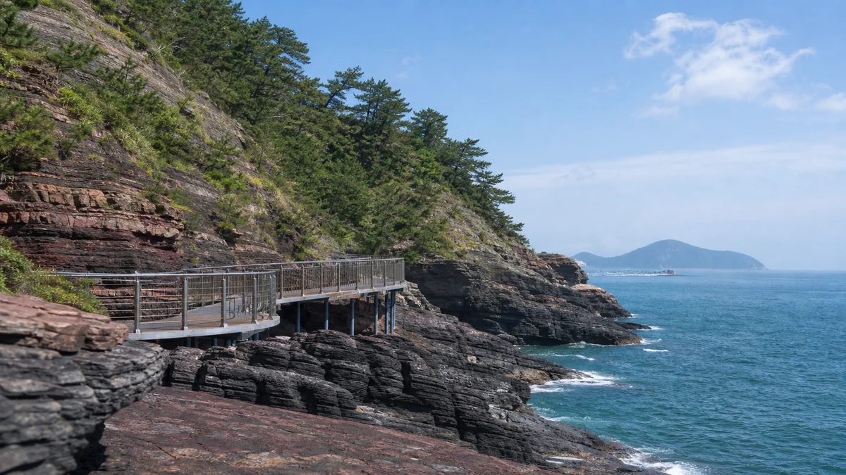 송도해수욕장에서 암남공원으로 이어지는 해안도로와 보행 데크, 소나무 절벽이 보이는 접근 동선