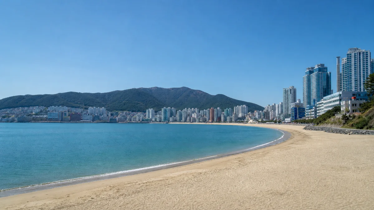 암남공원 해안 절벽의 층리와 검은 바위, 바다를 따라 굽은 철제 데크가 보이는 주변 공간