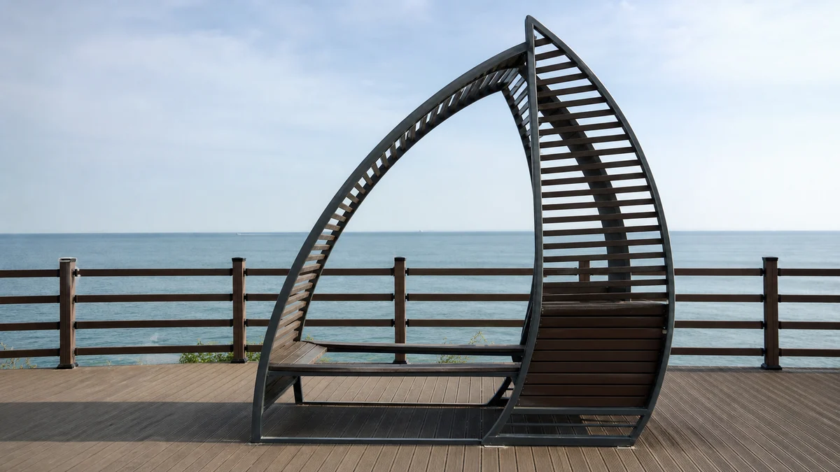 한진포구 해상데크의 돛 모양 철제 쉼터 프레임 안으로 수평선이 보이는 포토 포인트