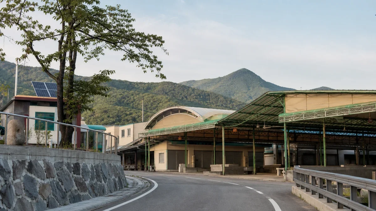 금산 인삼골목 주변 낮은 상가와 산 능선이 보이는 진입 도로