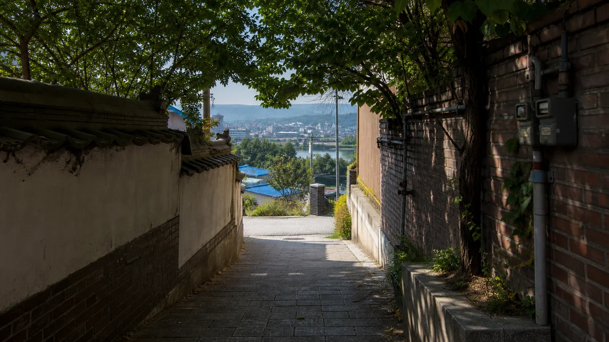 호서극장으로 이어지는 공주 중동의 그늘진 보행 골목과 여름빛