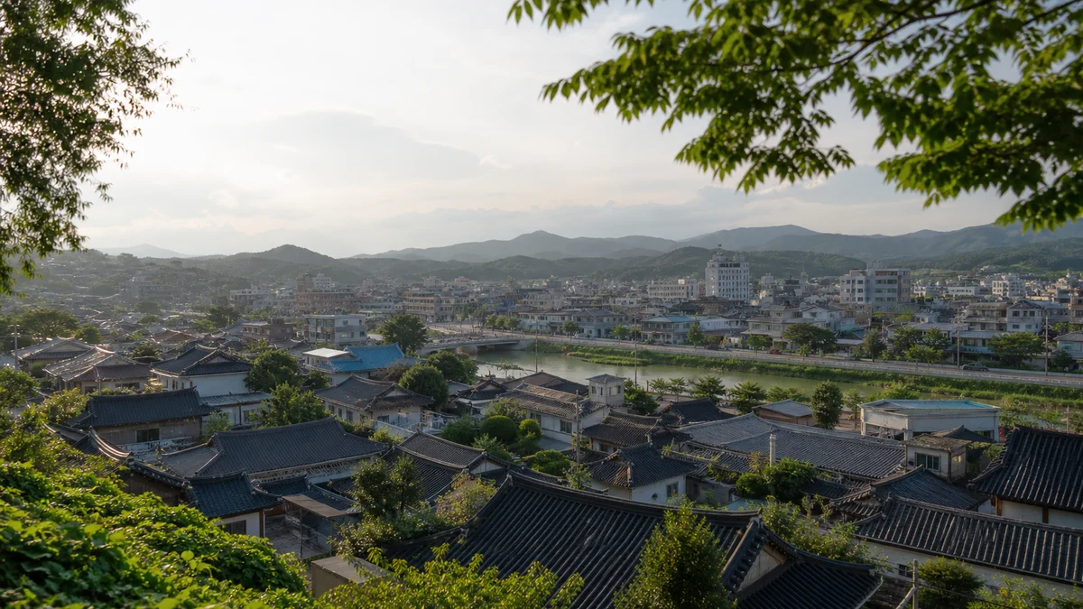 제민천 일대와 원도심을 내려다보는 낮은 전망 시점, 7월 오후