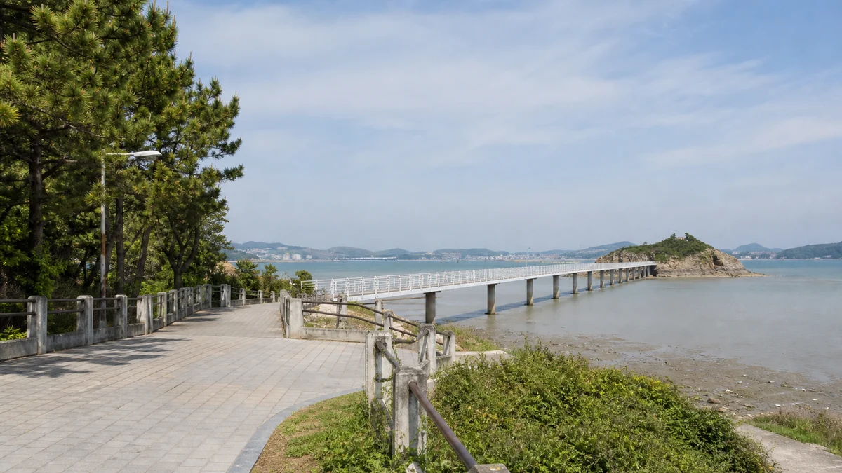 달맞이공원 쪽 보행 진입로와 해상보행교가 이어지는 접근 동선