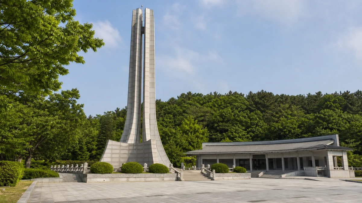 남해 남산공원 충혼탑과 봉안각이 놓인 조용한 기념 공간, 여름 낮