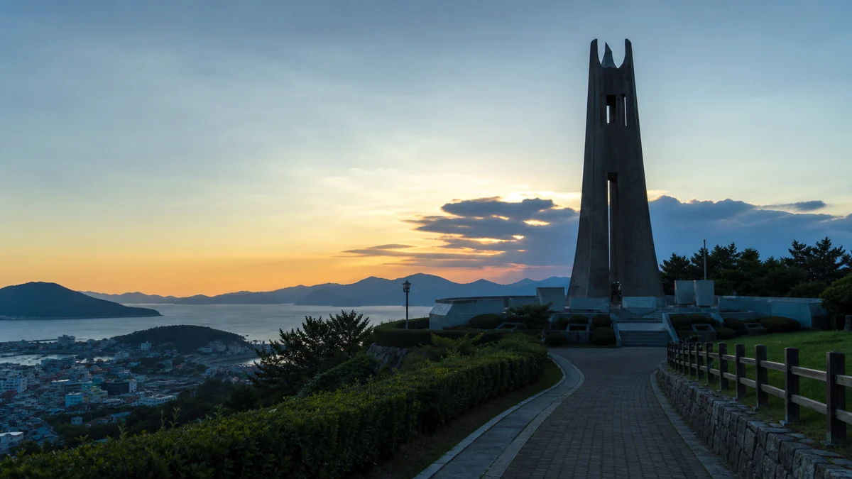 남해 남산공원 충혼탑과 해안 마을을 바라보는 초여름 저녁빛의 산책로