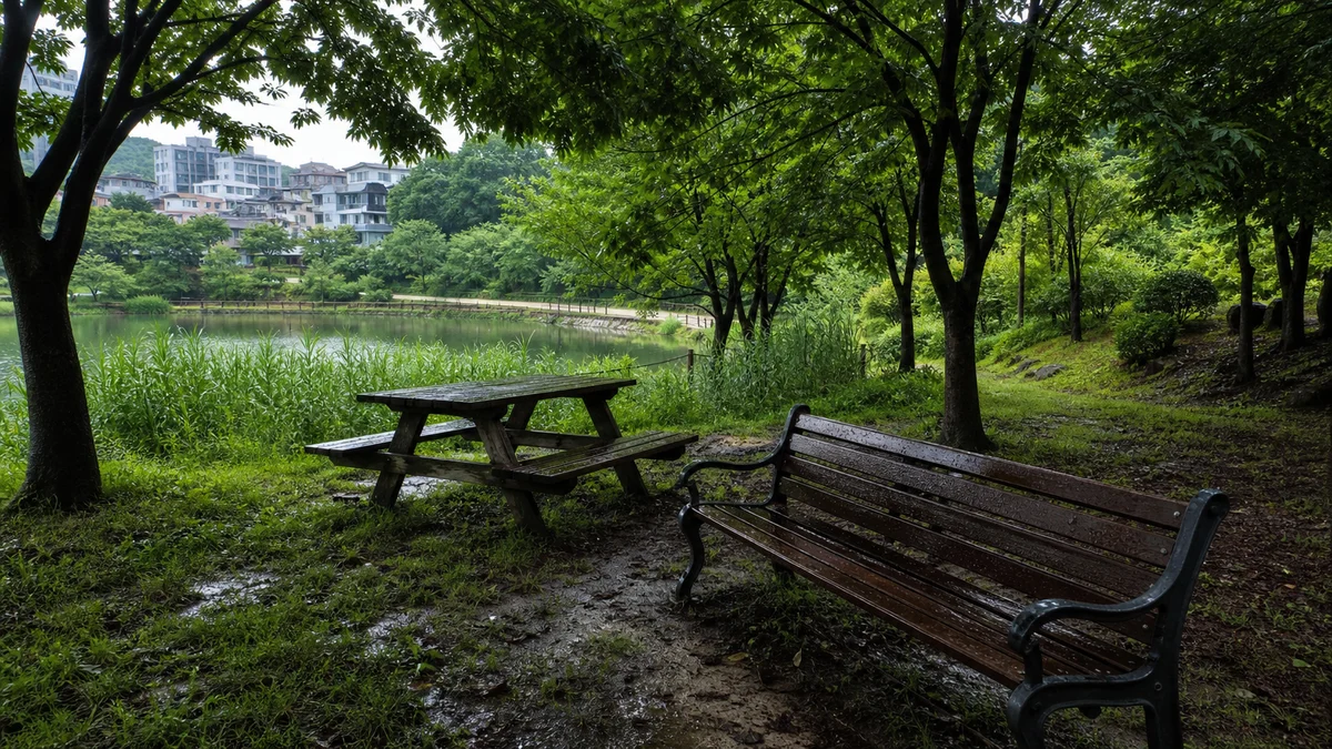 창원 신리물향기공원 젖은 벤치와 피크닉 쉼터, 호수 가장자리 주변 공간