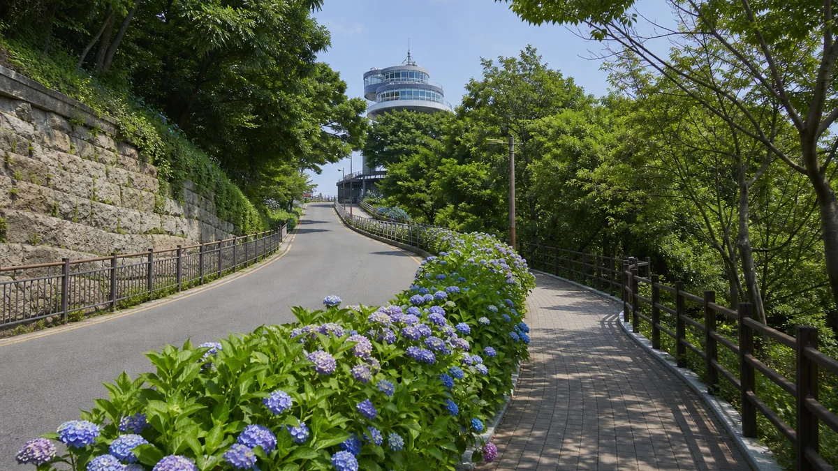월미공원 입구에서 월미전망대로 이어지는 오르막 도로·보행 데크와 난간
