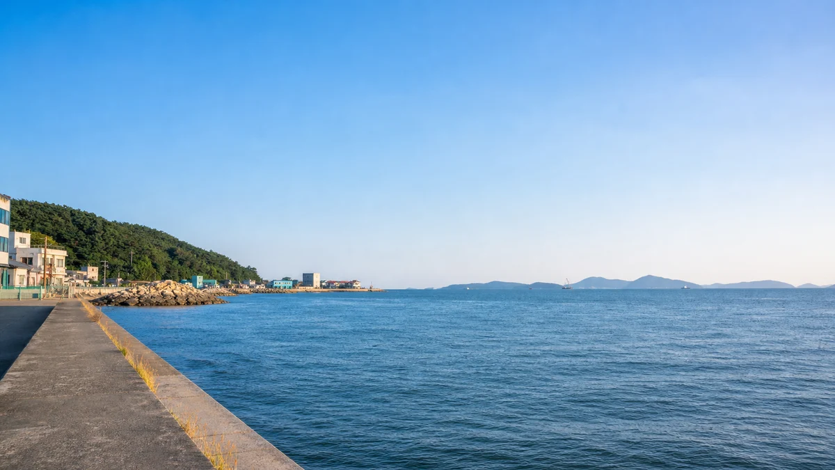 구읍뱃터 방파제와 낮은 해안도로를 따라 열린 수면, 오후빛
