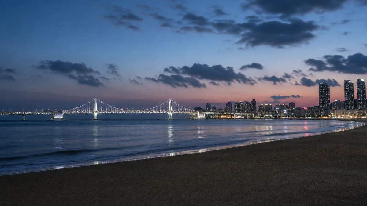 광안대교 조명이 물빛에 비치는 8월 저녁 해변