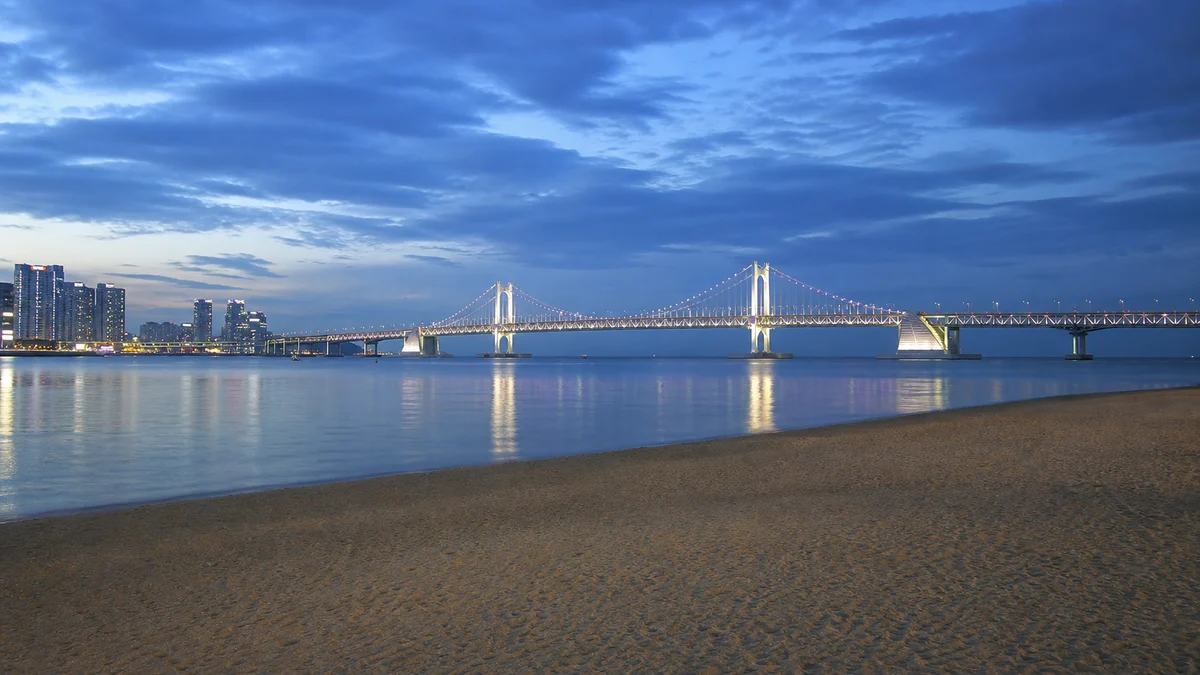 광안리 해변에서 본 광안대교의 해질녘 야경과 물빛