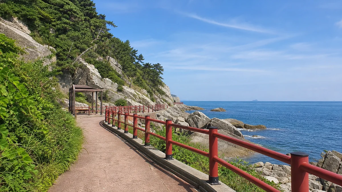 송도해안볼레길의 붉은 난간과 쉼터, 해안 식생과 바다가 보이는 주변 공간