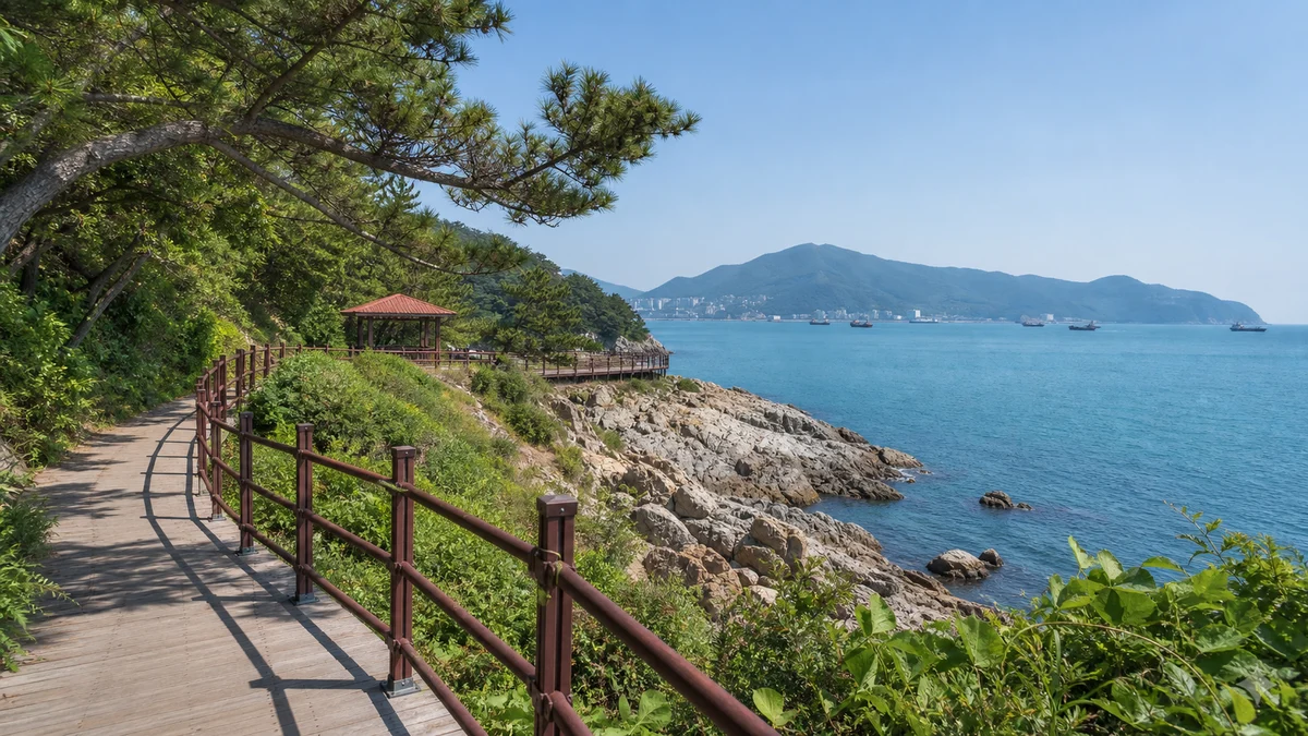 송도해안볼레길의 붉은 난간과 쉼터, 바다를 잇는 주변 공간