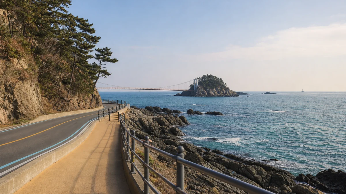 암남공원 쪽 송도용궁구름다리와 암반 해안, 진입로가 함께 보이는 핵심 장면