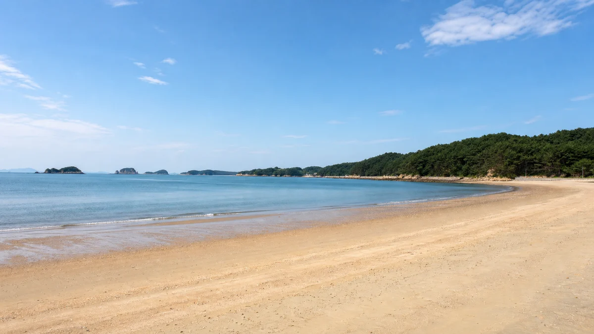 인천 중구 을왕리해수욕장 넓은 백사장과 잔잔한 서해를 바라보는 여름 대표 전경