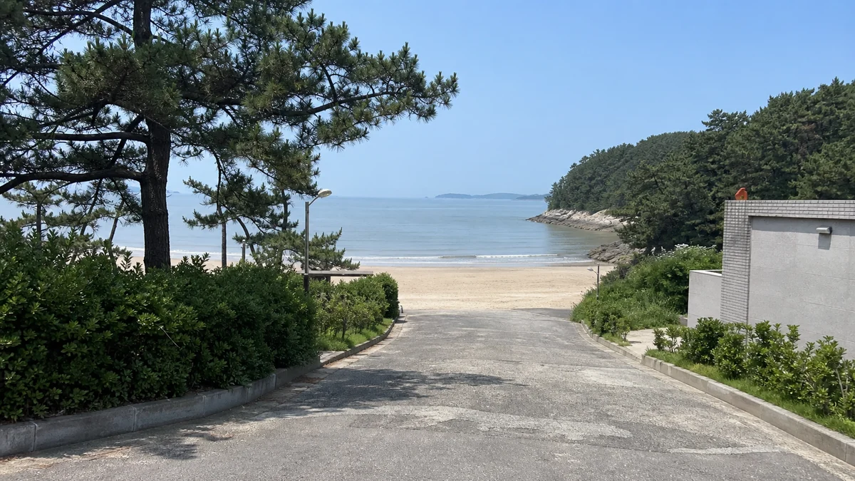 인천 중구 을왕리·왕산 해수욕장으로 이어지는 포장 진입도로와 해변 접근 동선