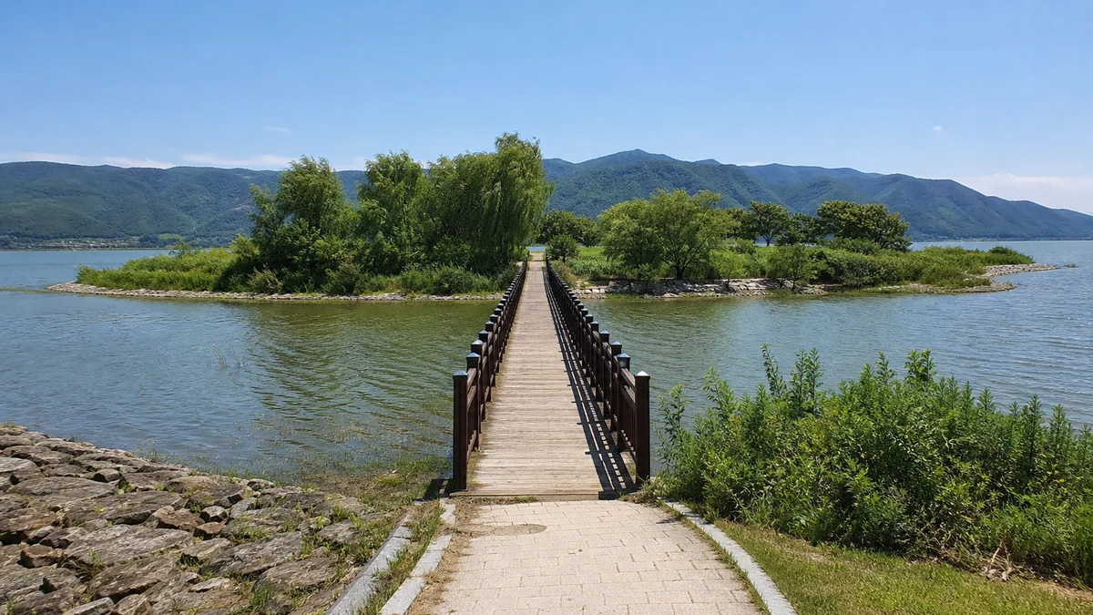 양구 한반도섬 입구에서 파로호를 건너 섬으로 이어지는 목교와 접근 포장로