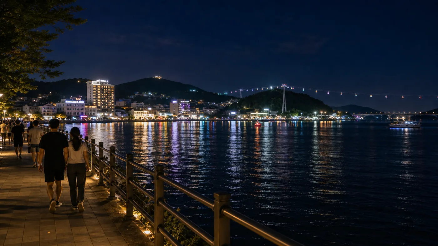 Đường đi dạo biển đêm Yeosu và biển phản chiếu ánh đèn