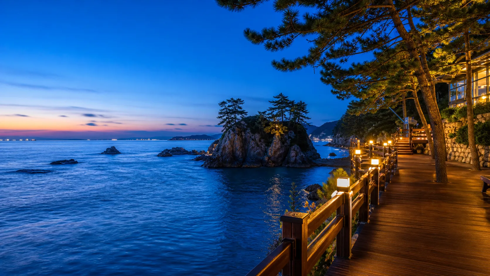 Cảnh biển Bãi biển Namildae vào giờ xanh (blue hour)