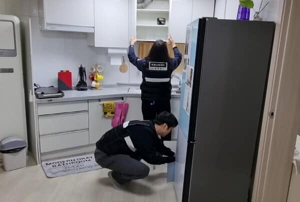 서울시가 공유 숙박 플랫폼 에어비앤비를 이용한 불법 숙박업자 146명을 입건했다. 서울시 민생사법경찰국이 무신고 숙박업 숙소를 단속하고 있다 / 서울시