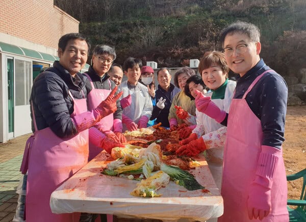 대한항공 사내봉사단 ‘사랑나눔회’가 총 700포기의 김장을 담가 어려운 이웃에게 전달했다 / 대한항공