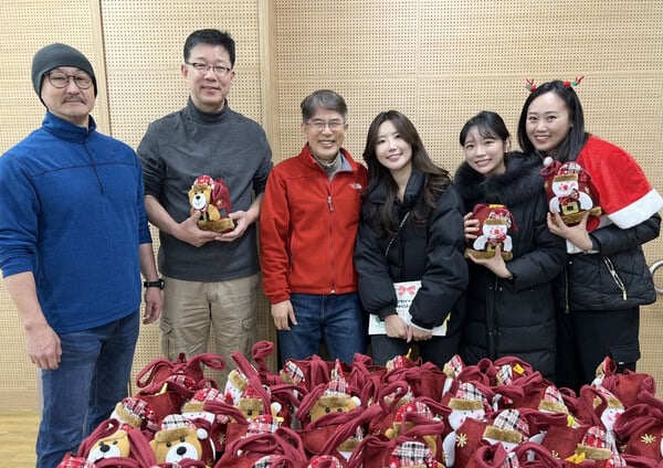 대한항공 객실승무원 봉사단 ‘다솜나눔’은 홀트일산요양원에서 장애인 대상 송년회를 개최했다 / 대한항공
